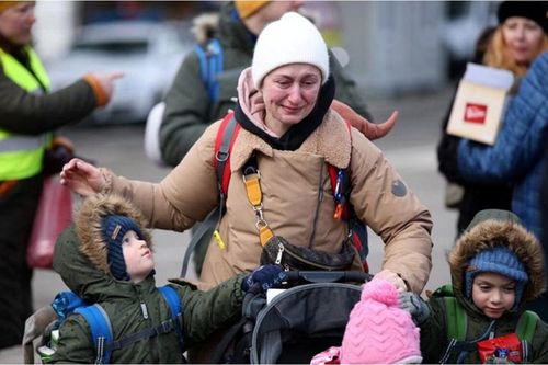 Nước mắt và nỗi hoảng sợ của người dân Ukraine trên đường chạy trốn khỏi tiếng súng
