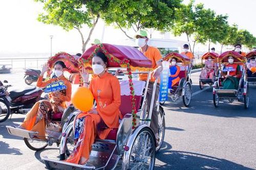 Đà Nẵng: Gần 300 phụ nữ mặc áo dài diễu hành 'Chào tháng 3'