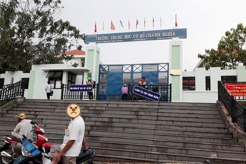 Cùng cô giáo tổ chức hòa giải cho 2 bạn trong lớp, nữ sinh bị mẹ của bạn đánh nhập viện