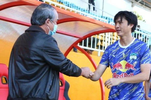 Bầu Đức động viên Công Phượng, Tuấn Anh trong trận đầu đá sân nhà