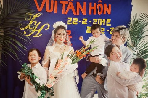 Cặp đôi chụp ảnh cưới phong cách thập niên 90 gây sốt mạng