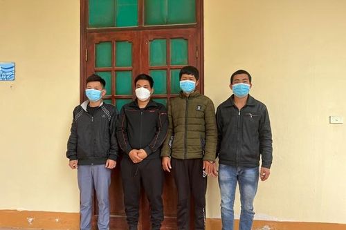 Bắt 9 đối tượng đánh bạc tại mỏ đá