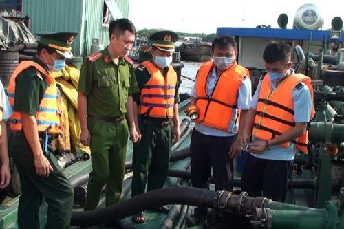 Cảnh sát bắt phương tiện vận chuyển 500 tấn dầu không rõ nguồn gốc