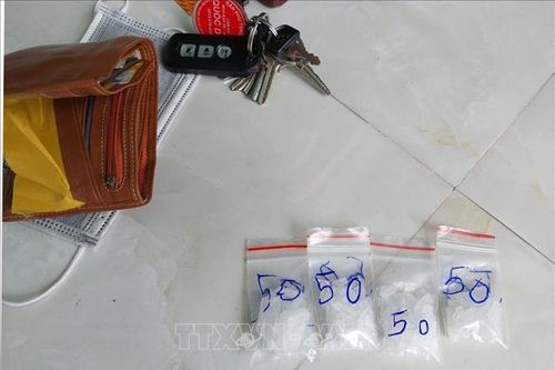Tạm giữ hai đối tượng tàng trữ 200 liều ma túy