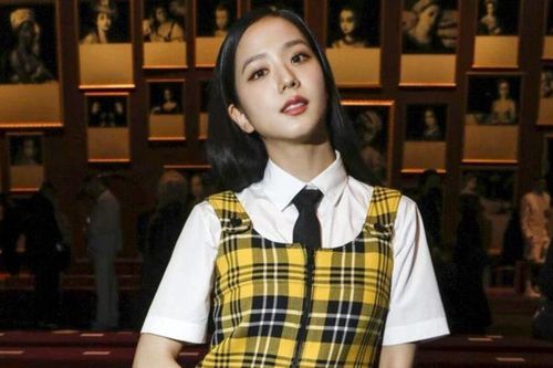 Jisoo (Blackpink) xuất hiện bên trời Tây: Visual tỏa sáng nhưng vẫn không thể 'cứu cánh' bộ đồ phản chủ