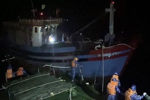 Tàu cá Nam Định gặp nạn ở vùng biển miền Trung đã 'qua nguy hiểm'