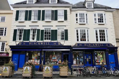 Waterstones mua lại hệ thống sách 143 năm tuổi