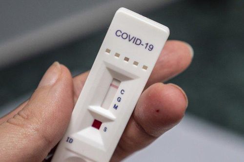 Vì sao test nhanh một vạch nhưng xét nghiệm PCR vẫn dương tính?