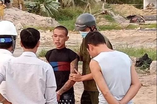 Tạm giữ đối tượng dùng xe múc đập nát 2 xe ô tô có người ngồi bên trong