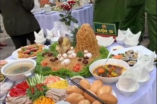 Chú bộ đội trổ tài làm mâm cơm, ai nhìn cũng thèm thuồng