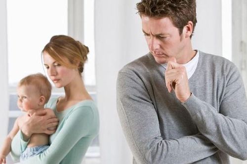 Sau sinh, vợ trầm cảm ngoại tình với người đàn ông khác, tôi phải làm sao?