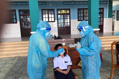 TPHCM: Hỗ trợ các trường công lập hơn 50.000 bộ sinh phẩm xét nghiệm Covid-19