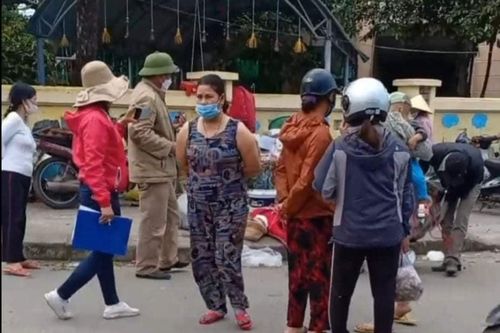 Ban quản lý chợ ra phố cưỡng chế người bán hàng rong, mặc người dân nằm bất tỉnh