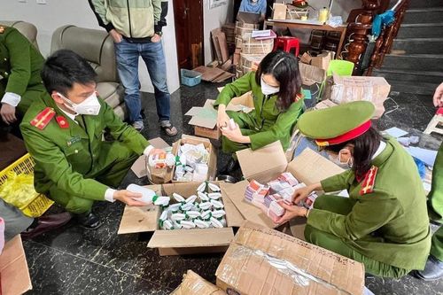 Phát hiện cơ sở sản xuất hàng ngàn chai xịt khuẩn, dầu gió Tuệ Linh giả
