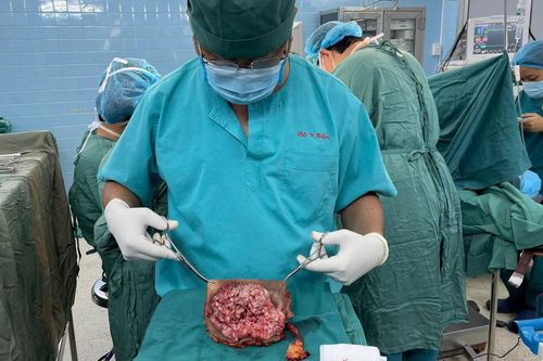 Đắp lá điều trị, người phụ nữ mang khối ung thư đến 30 cm ở 'vùng kín'