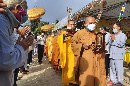 Hàng nghìn người cầu siêu tưởng niệm cho 17 nạn nhân vụ chìm ca nô