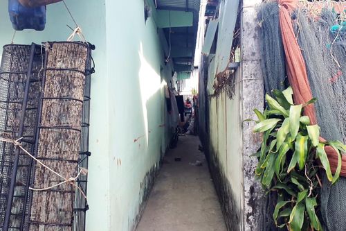 Sự kiên trì thu thập chứng cứ của người hàng xóm trong vụ bé gái nghi bị hành hạ