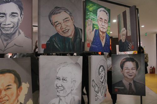 Ấm áp chân dung nhà báo, tranh chống dịch của cây bút Huỳnh Dũng Nhân