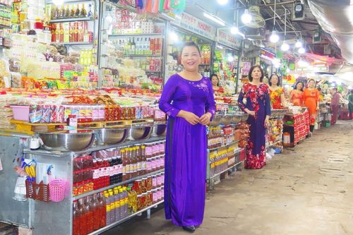 Huế: Tiểu thương chợ Đông Ba tôn vinh giá trị áo dài
