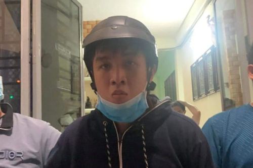 Thấy người đội mũ bảo hiểm có hình con thỏ, nam thanh niên rượt theo... 'chém cho bõ ghét'