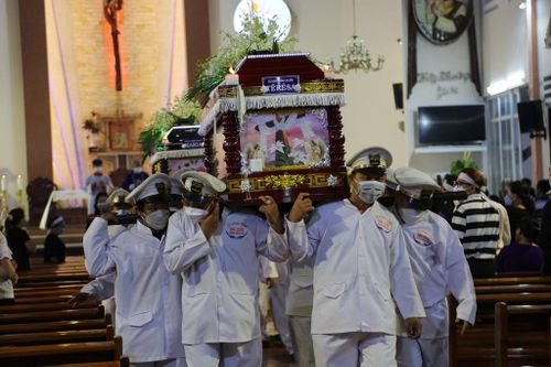 Người dân ở TPHCM tiễn đưa 4 nạn nhân vụ chìm canô tại Quảng Nam