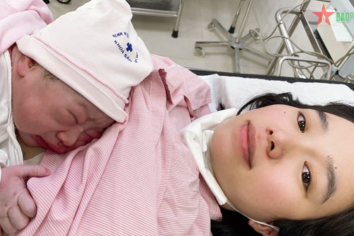 Cảm động câu chuyện 'vượt cạn' của người vợ bác sĩ 'mũ nồi xanh'