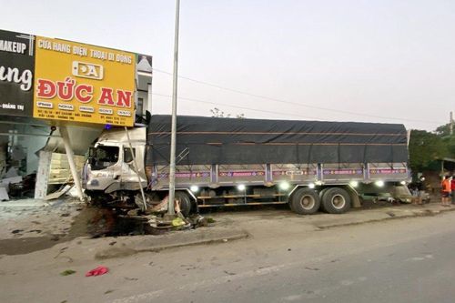 Xe tải đâm dải phân cách lao vào nhà dân, tông nữ công nhân tử vong