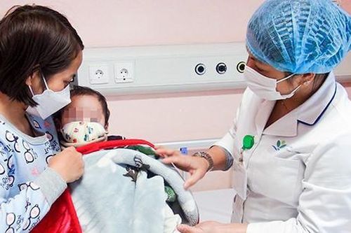 Bé 6 tháng tuổi nhiễm trùng máu vì xông mũi, họng phòng COVID-19
