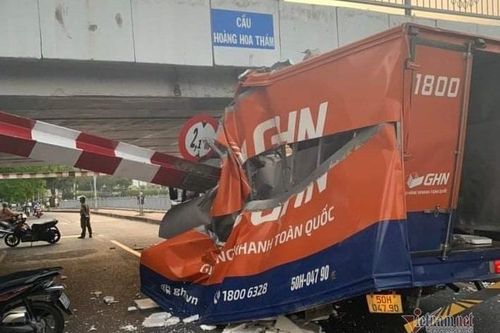 Xe tải biến dạng sau cú tông sập thanh sắt giới hạn chiều cao ở TP.HCM