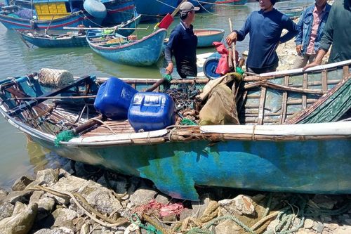 Tàu cá bất ngờ bị lật, ngư dân đang ngủ rơi xuống biển mất tích