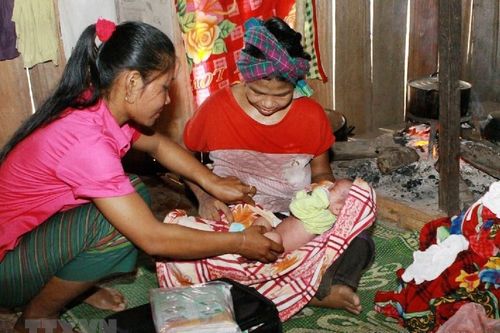 Hình ảnh về những cống hiến thầm lặng của đội ngũ cô đỡ thôn bản