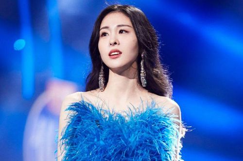 Trương Bích Thần lộ ảnh qua đêm với 'trai lạ' tại nhà riêng, nghi vấn đang hẹn hò?