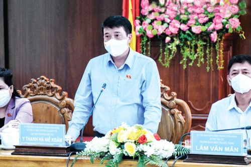 Chủ tịch Hội đồng Dân tộc Y Thanh Hà Niê Kđăm làm việc tại Sóc Trăng