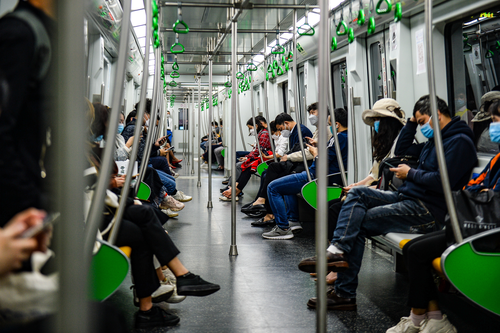 Người Hà Nội chọn tàu trên cao khi giá xăng tăng cao kỷ lục