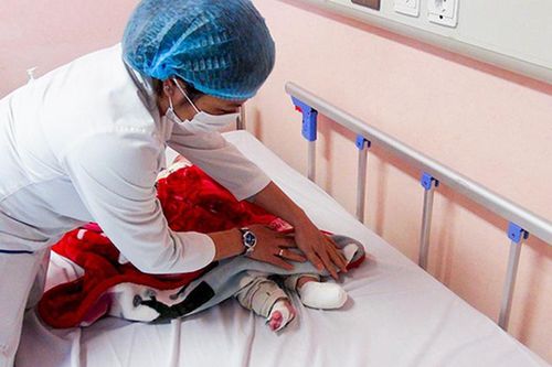 Hà Nội: Người lớn xông phòng do lo sợ COVID-19, trẻ 6 tháng tuổi bị nhiễm trùng máu sau bỏng