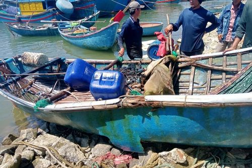 Quảng Ngãi: Lật thuyền trên biển 1 ngư dân mất tích