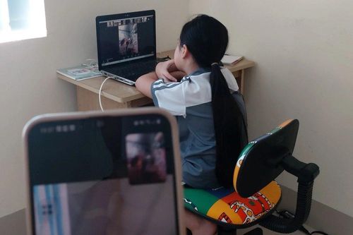 Kiệt sức khi vừa làm việc vừa chăm sóc cùng lúc 4 F0