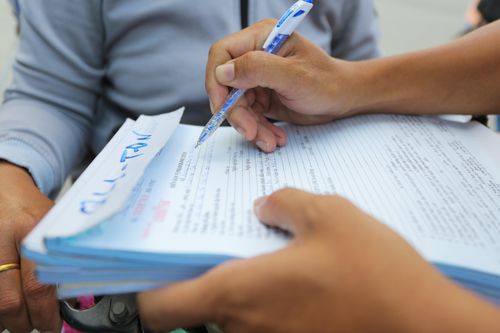 Người vi phạm bật khóc khi bị CSGT ở TP.HCM lập biên bản