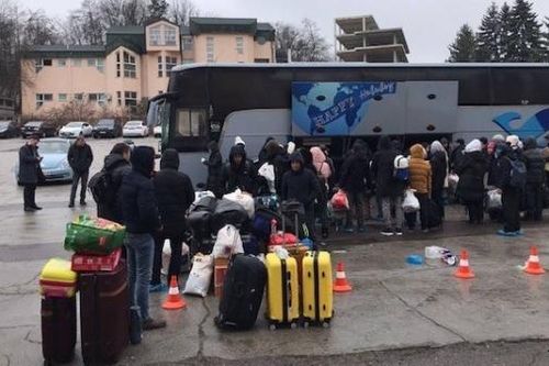 Hộ tống người Việt lánh nạn từ Ukraine sang Romania với 'chiếc thẻ bài' Ngài Đại sứ