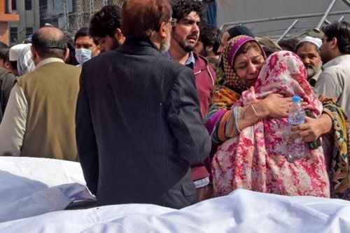 Nổ lớn rung chuyển nhà thờ Hồi giáo ở Peshawar, Pakistan, hơn 250 người thương vong