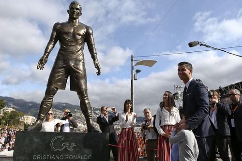 Tượng Ronaldo hao mòn vì bị fan 'sàm sỡ'