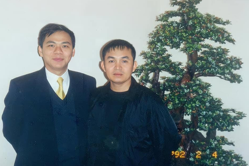 Xuân Hinh khoe ảnh chụp cùng tỷ phú Phạm Nhật Vượng 30 năm trước