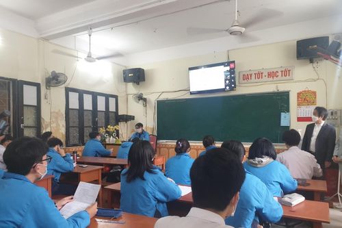 Mở cửa trường học: Thầy cô miệt mài giảng dạy 'on - off'