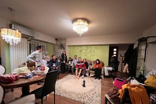 Gác việc riêng, dồn hết sức hỗ trợ người Việt từ Ukraine sang Romania