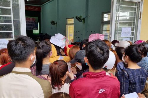Dân đổ về xin giấy xác nhận hết F0