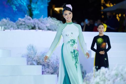 Kim Duyên, Nam Em trình diễn áo dài vẽ thủ công trên lụa