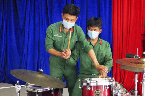 'Truyền nghề' cho chiến sĩ mới