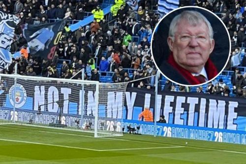 Cổ động viên Man City chế giễu huyền thoại Man Utd