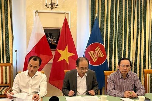 Báo chí kịp thời truyền tải thông tin chuyến bay về nước đến người Việt ở Ukraine