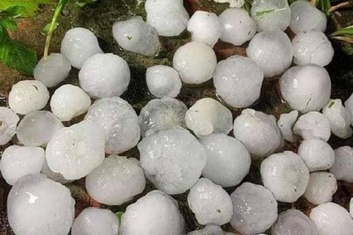Bất thường mưa đá, hạt to như quả trứng ở Sơn La